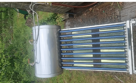 chauffe eau solaire monobloc posé au sol de couleur grise