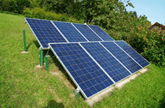Panneaux solaires aux sol dans un champ vert.
Page Solaire éolienne