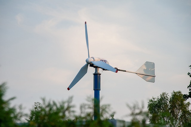 Une éolienne domestique dans ciel clair dans la page solaire éolienne