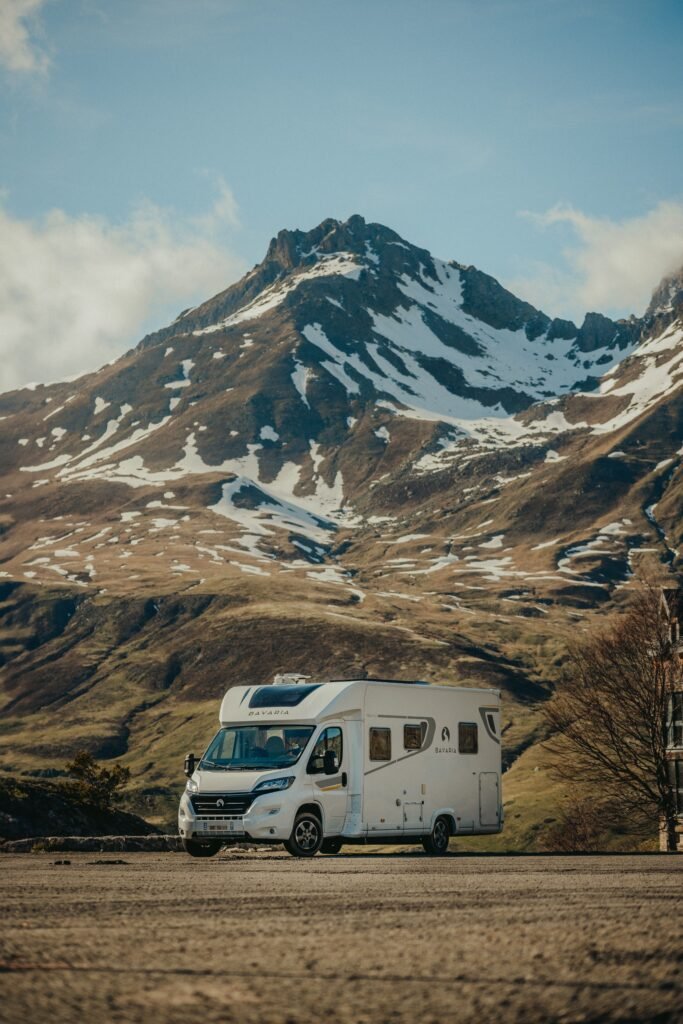Explore the freedom of RV camping with stunning mountain views. dans la page kit